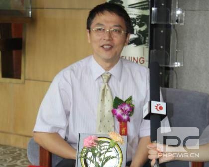 周總在頒獎(jiǎng)活動(dòng)中接受新聞媒體采訪