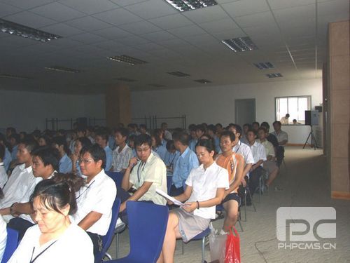 員工細(xì)心地聽講安全知識(shí)