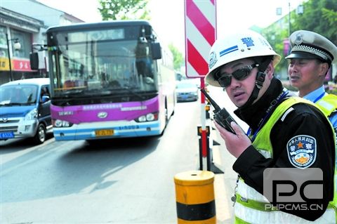 斷了一根保險(xiǎn)絲 公交車(chē)堵死十梓街